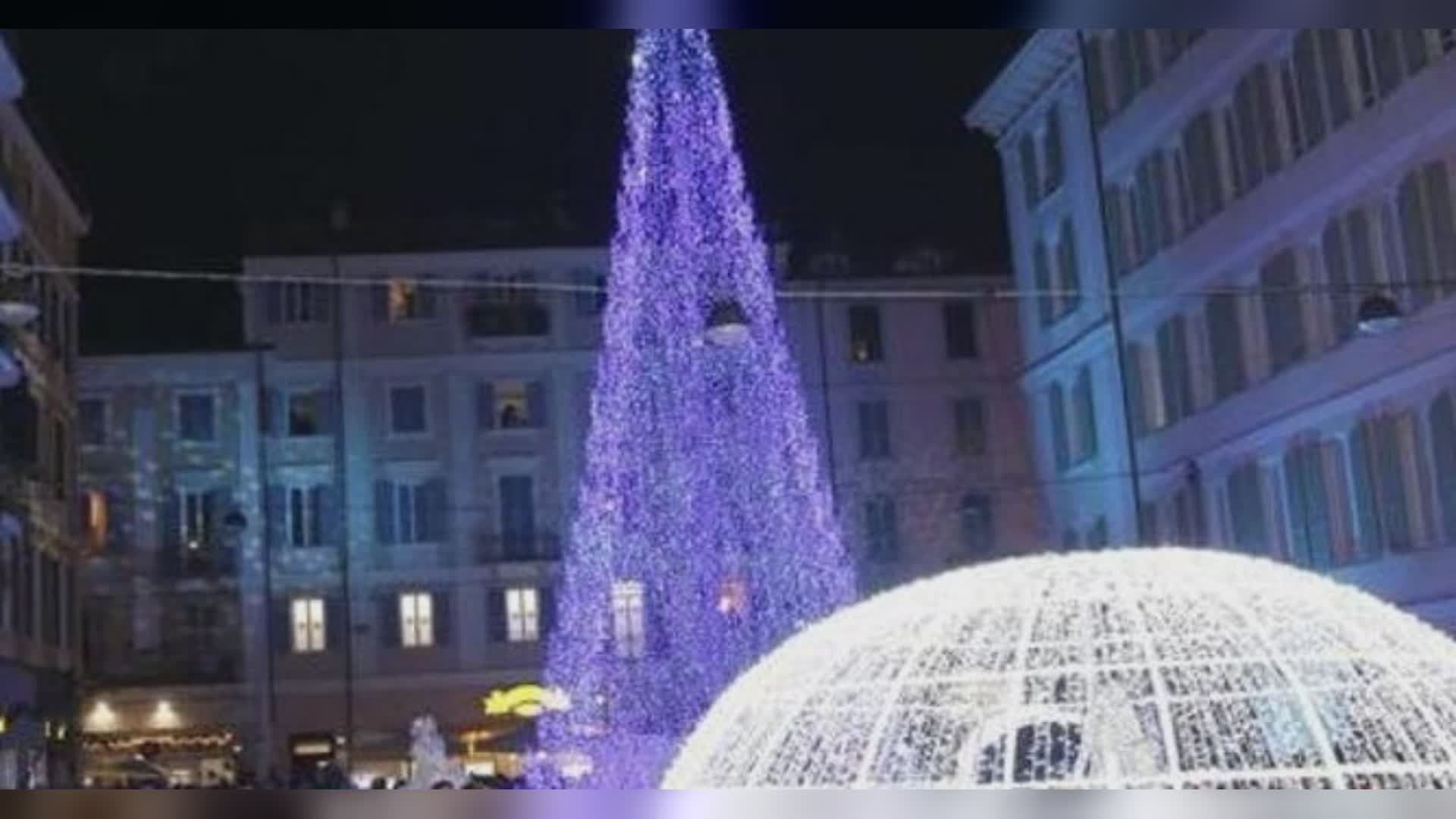 Sanremo, il sindaco Biancheri accende l'albero di Natale insieme a Cristina D'Avena: "Grazie a lei per essere stata con noi nonostante gli impegni"