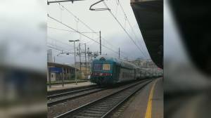 Genova, ubriaco si sdraia sui binari a Sampierdarena: treni bloccati nella notte