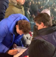 Genoa - Juventus, il cuore di Retegui: sostiene la squadra dagli spalti e firma la maglia di un tifoso (VIDEO)