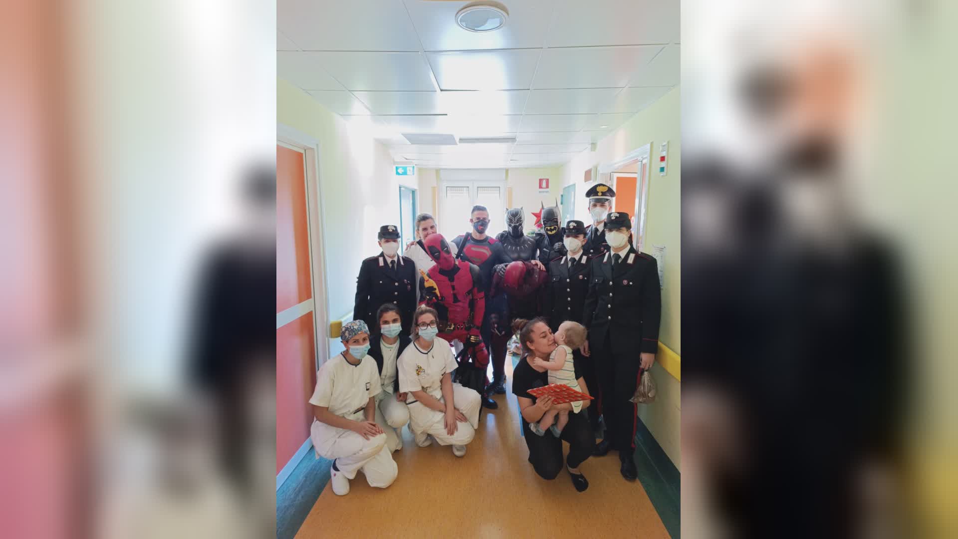 Imperia, carabinieri e "supereroi in corsia" regalano un sorriso ai piccoli pazienti del reparto di pediatria al Sant'Agata