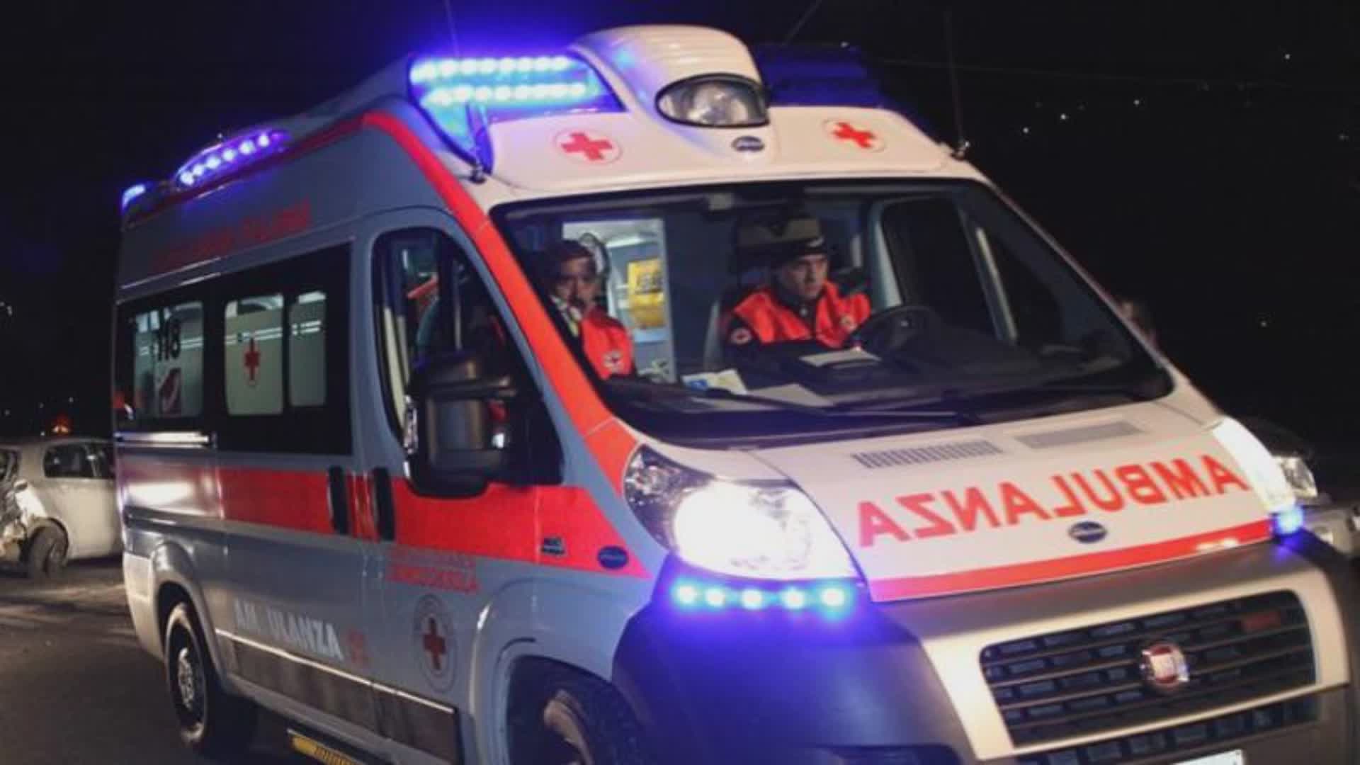 Arenzano, pedone investito da ciclista mentre attraversa la strada: trasportati entrambi all'ospedale, uno a Voltri e l'altro al Villa Scassi