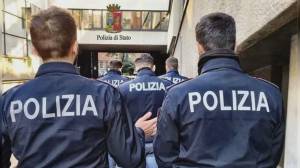 Genova Quarto, ubriaco sposta cartelli stradali e manda in tilt il traffico: denunciato per oltraggio e resistenza a pubblico ufficiale