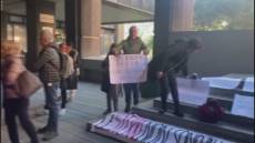 Genova, manifestanti fuori dal consiglio regionale per protestare contro le nuova tariffe del Cinque Terre Express