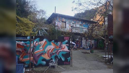 Genova: ruspe all'ex centro sociale "Terra di Nessuno", avviata la demolizione