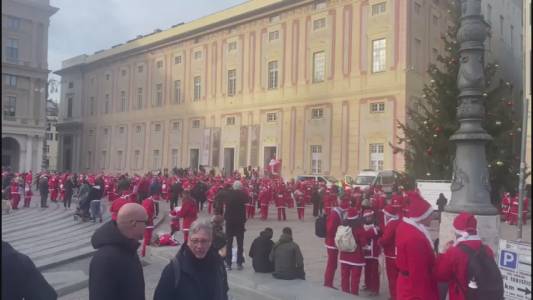 Genova, tornano i Babbi Natale in piazza De Ferrari per beneficenza: 3 km di camminata e un Dj set coinvolgente