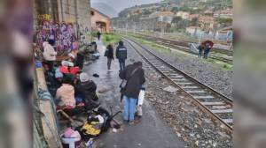 Ventimiglia: pranzo di Natale nell'accampamento dei migranti