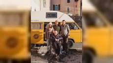 Varazze: i "Nipoti di Babbo Natale" portano la neve di Bardonecchia a un ospite della Rsa