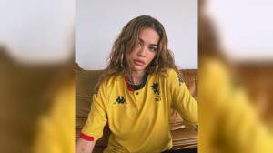 Genoa, la modella e cantante Rita Ora celebra il club indossando la maglia dorata per i 130 anni del club