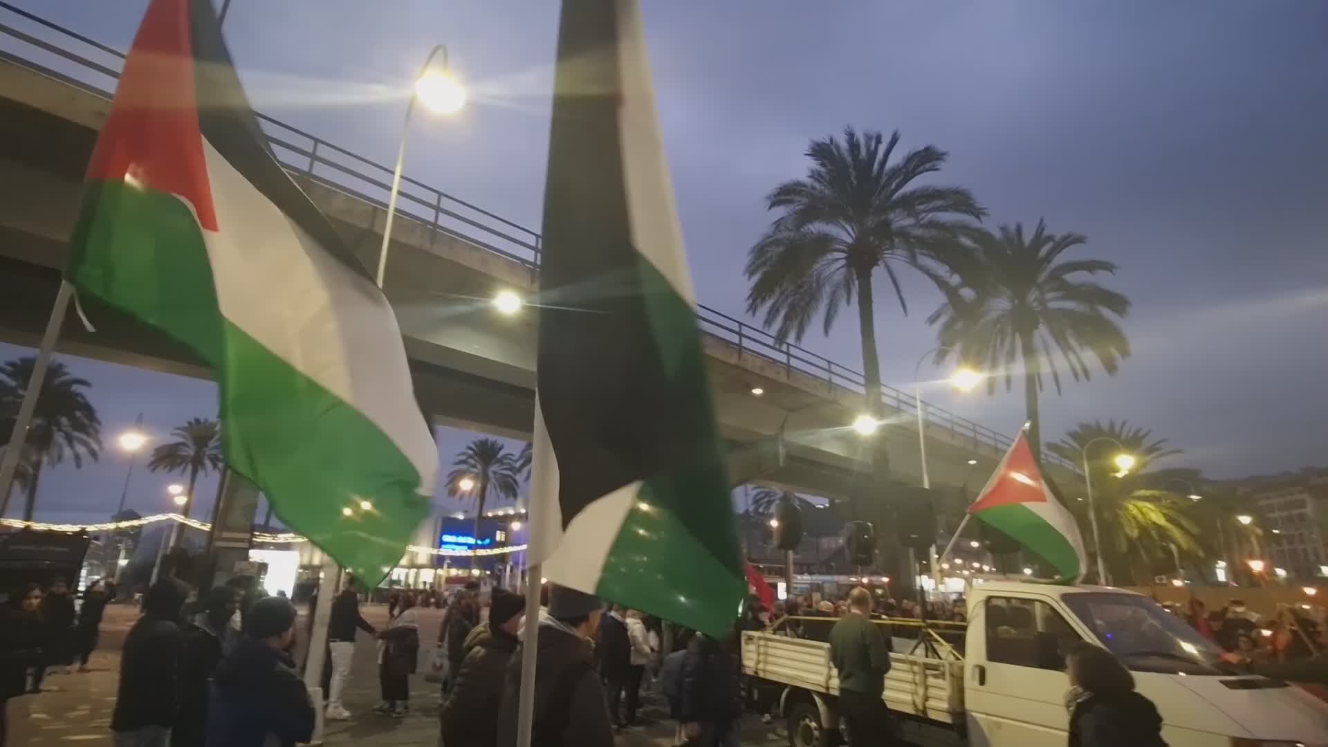 Genova, fiaccolata di solidarietà per la Palestina. Il presidente API Hannoun: "Vogliamo la pace tra tutti i conviventi nei territori coinvolti"