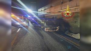 Genova, A12: scontro tra auto, una si ribalta, conducente estratto illeso dai vigili del fuoco
