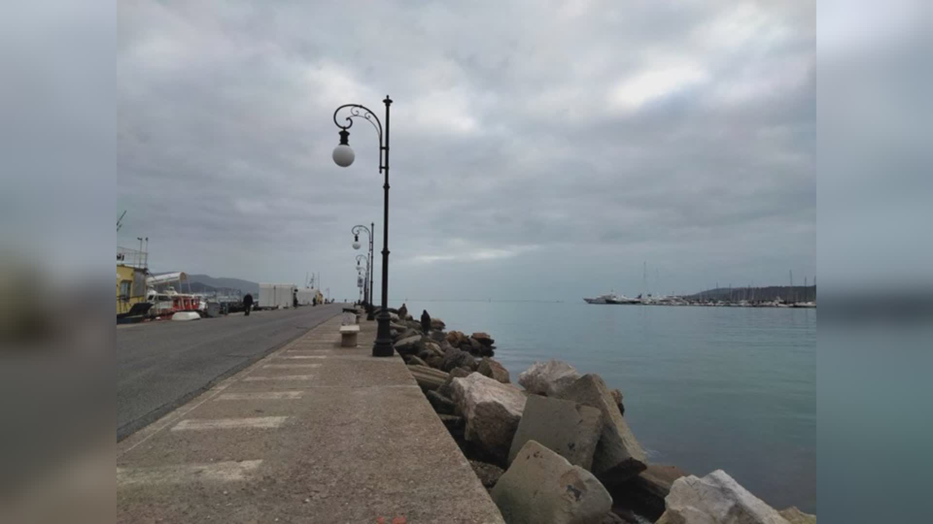 La Spezia, tragedia all'alba: uomo finisce in mare con la propria auto e muore