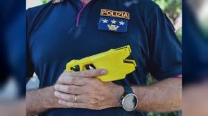 Genova, rapina sventata col taser, il sottosegretario Molteni: "Strumento efficace, va rafforzato"