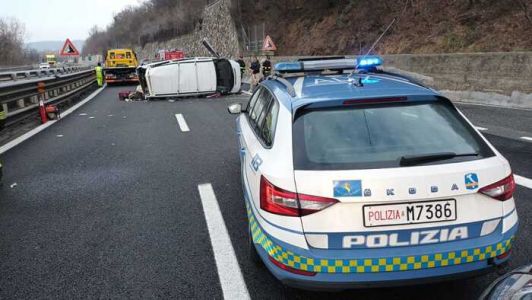 Autostrade, incidente in A7 tra Isola del Cantone e Vignole: morto un ragazzo di 21 anni, quattro i feriti. Riaperto il tratto per Milano