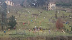 Masone, il presepe sulla collina da 4 mila metri quadrati: sagome in legno a misura d'uomo illuminate di notte e un'ambientazione suggestiva