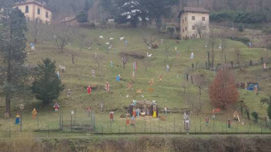 Masone, il presepe sulla collina da 4 mila metri quadrati: sagome in legno a misura d'uomo illuminate di notte e un'ambientazione suggestiva