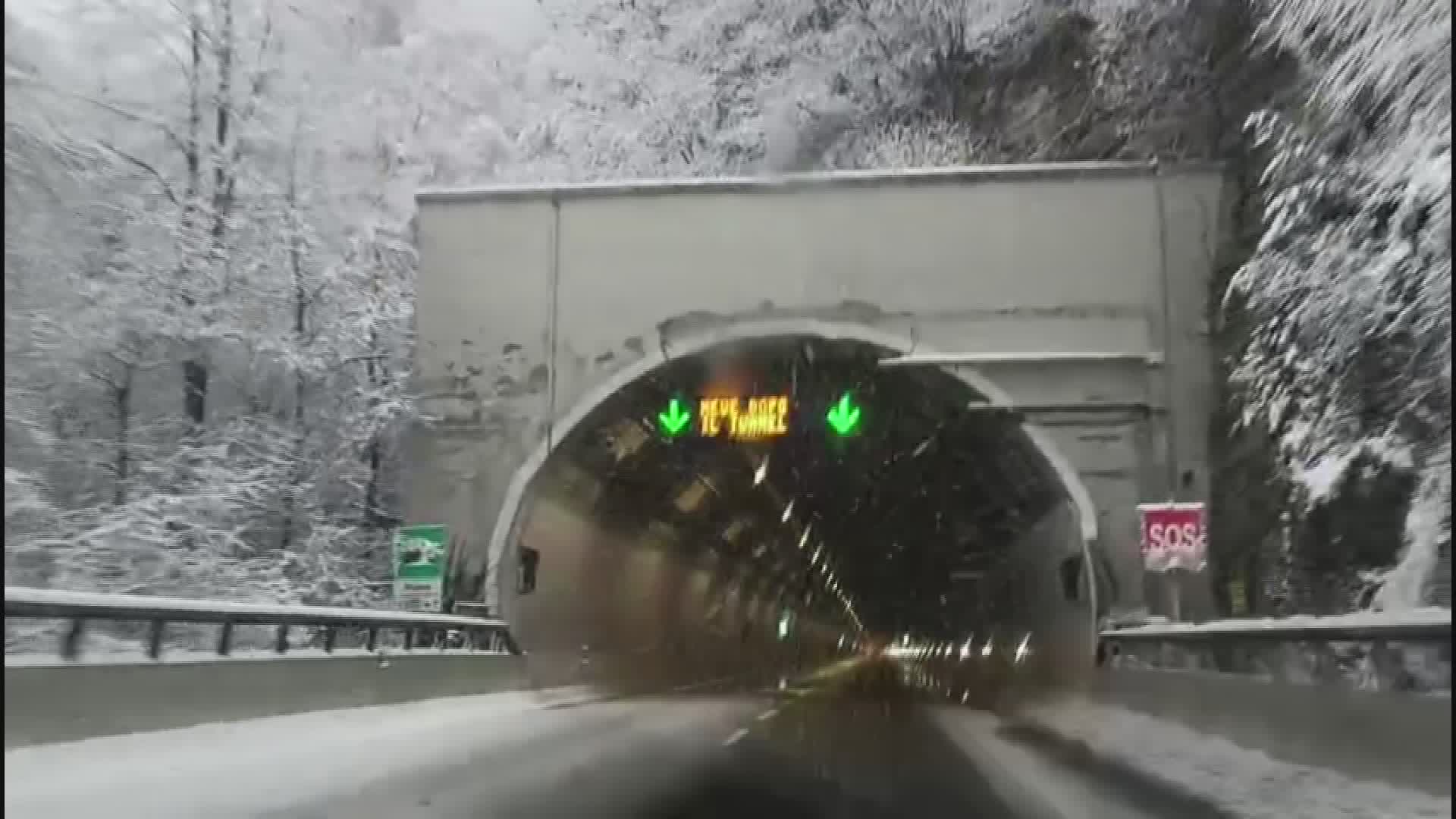 Savona, neve sulla A6 tra Altare e Niella Tanaro: circolazione rallentata