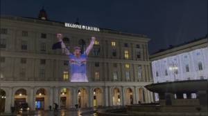 Genova, il palazzo della Regione si illumina in ricordo di Gianluca Vialli a un anno dalla scomparsa