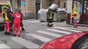 Genova, si ribalta con l'auto in via De Nicolay: donna soccorsa dai vigili del fuoco