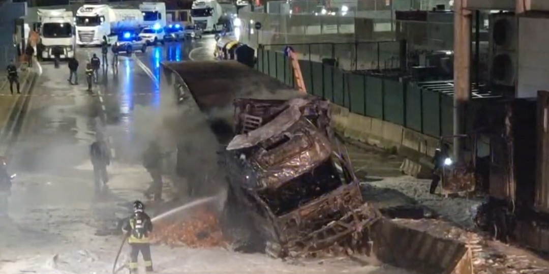 Genova, ancora un incendio al Terminal Traghetti: in fiamme un camion. Rogo domato dai vigili del fuoco 