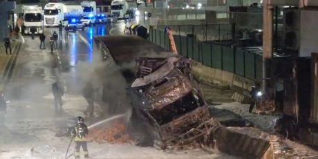 Genova, ancora un incendio al Terminal Traghetti: in fiamme un camion. Rogo domato dai vigili del fuoco 