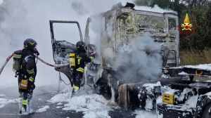 Autostrade Liguria, camion prende fuoco in A10: illeso il conducente