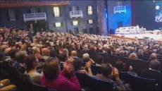 Vialli, il toccante omaggio del Carlo Felice stracolmo durante "My name is Luca"