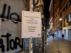 Genova, il curioso cartello in centro storico: "Passavo di qui e ti pensavo". Messaggio d'amore, ispirazione poetica o trovata pubblicitaria?