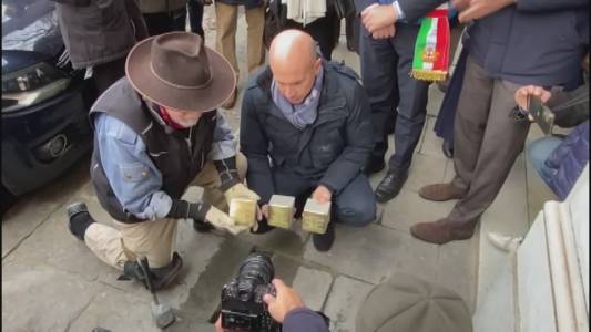 Genova, ecco le 13 nuove pietre d'inciampo per ricordare i deportati ebrei: sono opera dell'artista Gunter Demnig