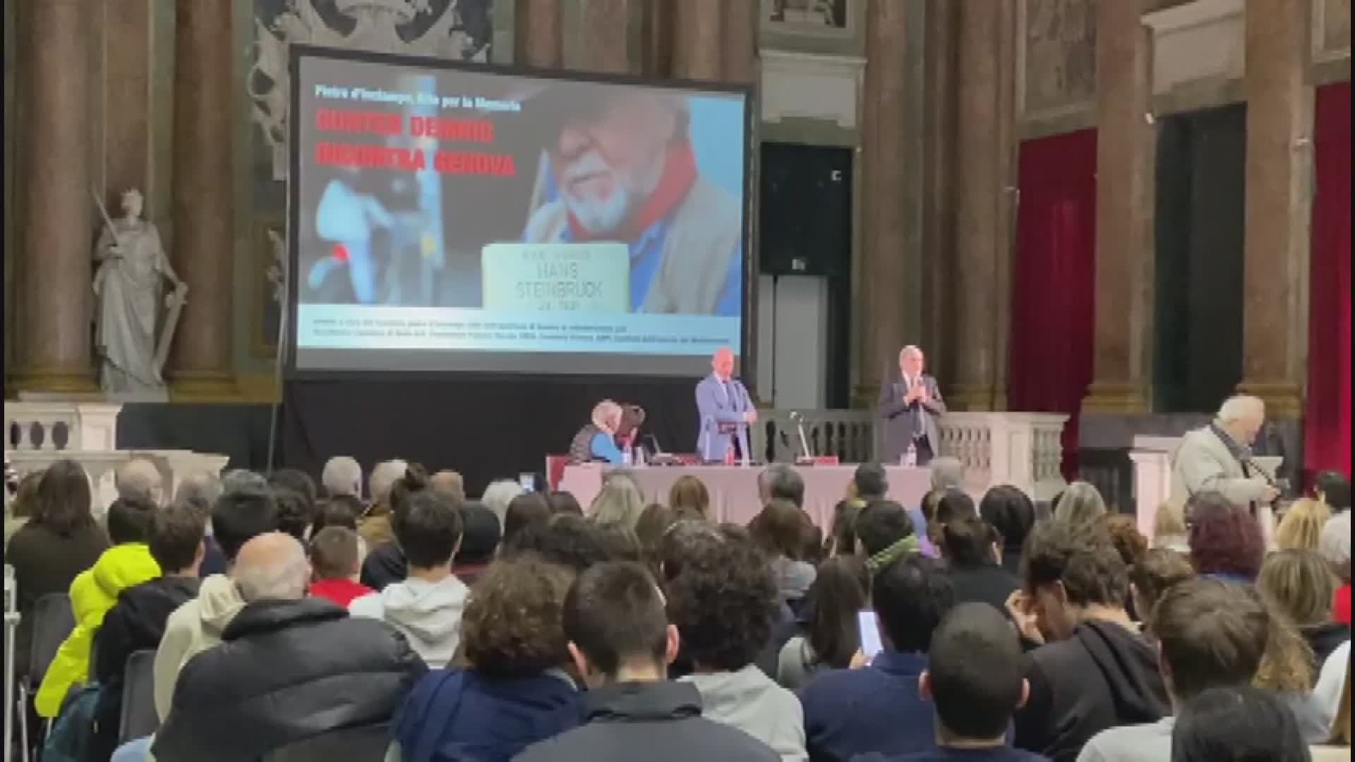 Genova, 'Pietre d'inciampo, Arte per la Memoria': l'artista Gunter Demnig incontra le scuole al Ducale