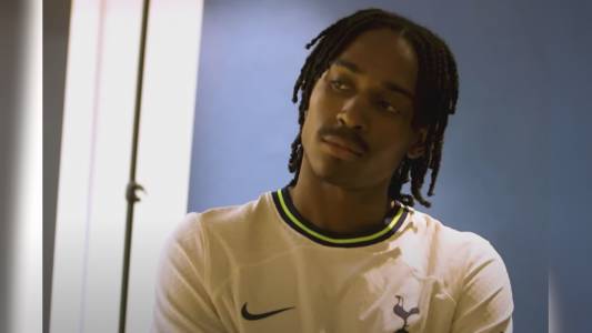 Genoa, è fatta per Spence in prestito dal Tottenham: giovedì è a Genova. Chi è il terzino inglese