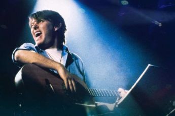 Genova, le canzoni di De André in via Garibaldi per commemorare il cantautore