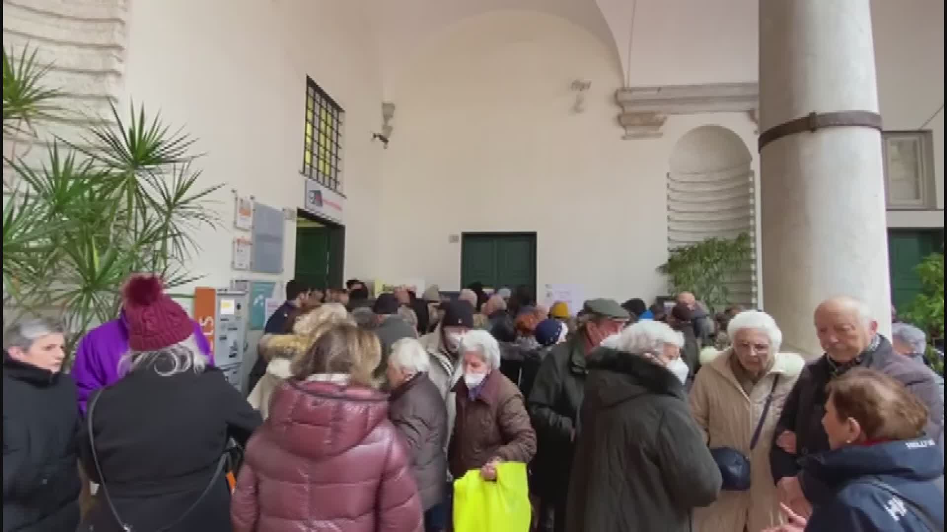 Genova, caos alle biglietterie Amt per il Citypass. La protesta dei cittadini: "Situazione impossibile"