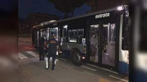 Genova: in dieci contro uno sul bus per rubare un ceilulare