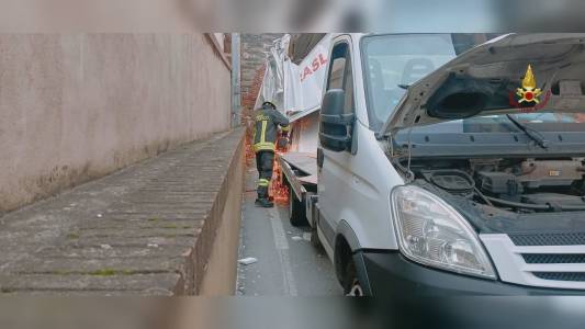 Genova, sbatte con il cassone del camion su un voltino ferroviario: stop alla circolazione in via Lemerle