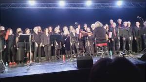 Genova, il coro Quattro Canti festeggia 20 anni di storia: centinaia di persone per il concerto al teatro Stradanuova