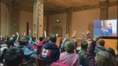 Genova, l'attore di 'Mediterraneo' Giuseppe Cederna omaggia l'arte della poesia in un incontro con 100 studenti