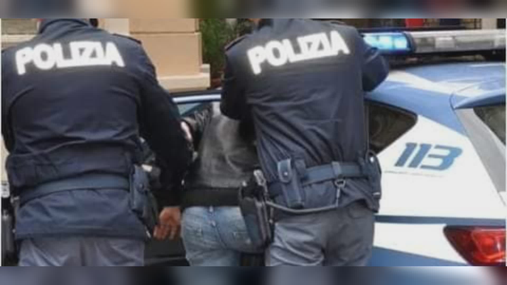 Genova, durante un controllo anti-droga gli trovano una pistola: fermato un 22enne