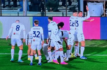 Salernitana-Genoa, Retegui colpito da un oggetto lanciato dagli spalti: era uno snack