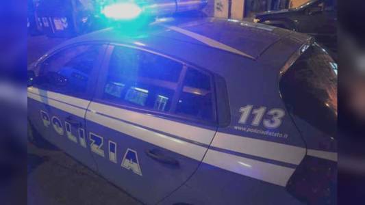 Genova, autoscontri nella notte per faida familiare: una decina di auto danneggiate, sei persone in questura