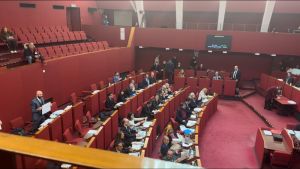 Genova, trambusto in consiglio comunale per la fontana di Pegli: cartelli della minoranza contro Avvenente