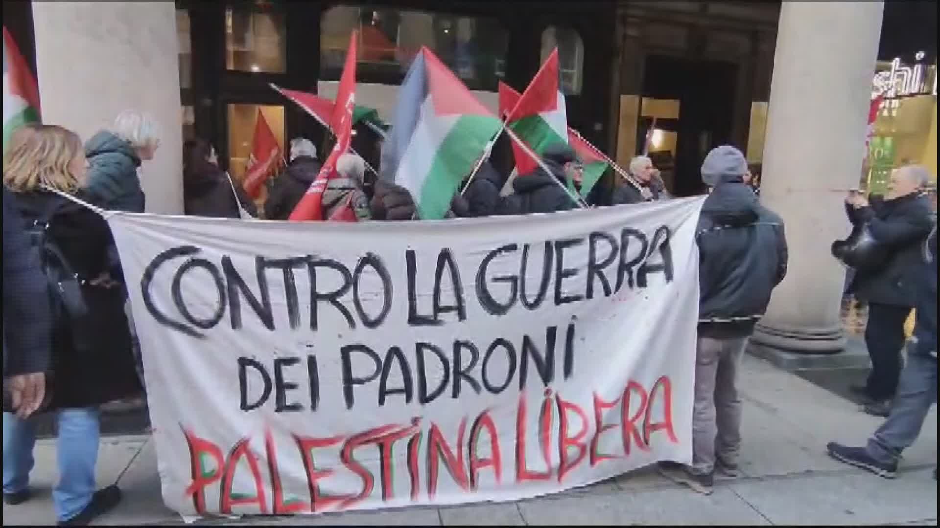 Genova, manifestazione davanti a un punto Iren dei filopalestinesi: nel mirino gli accordi con la società israeliana Mekorot