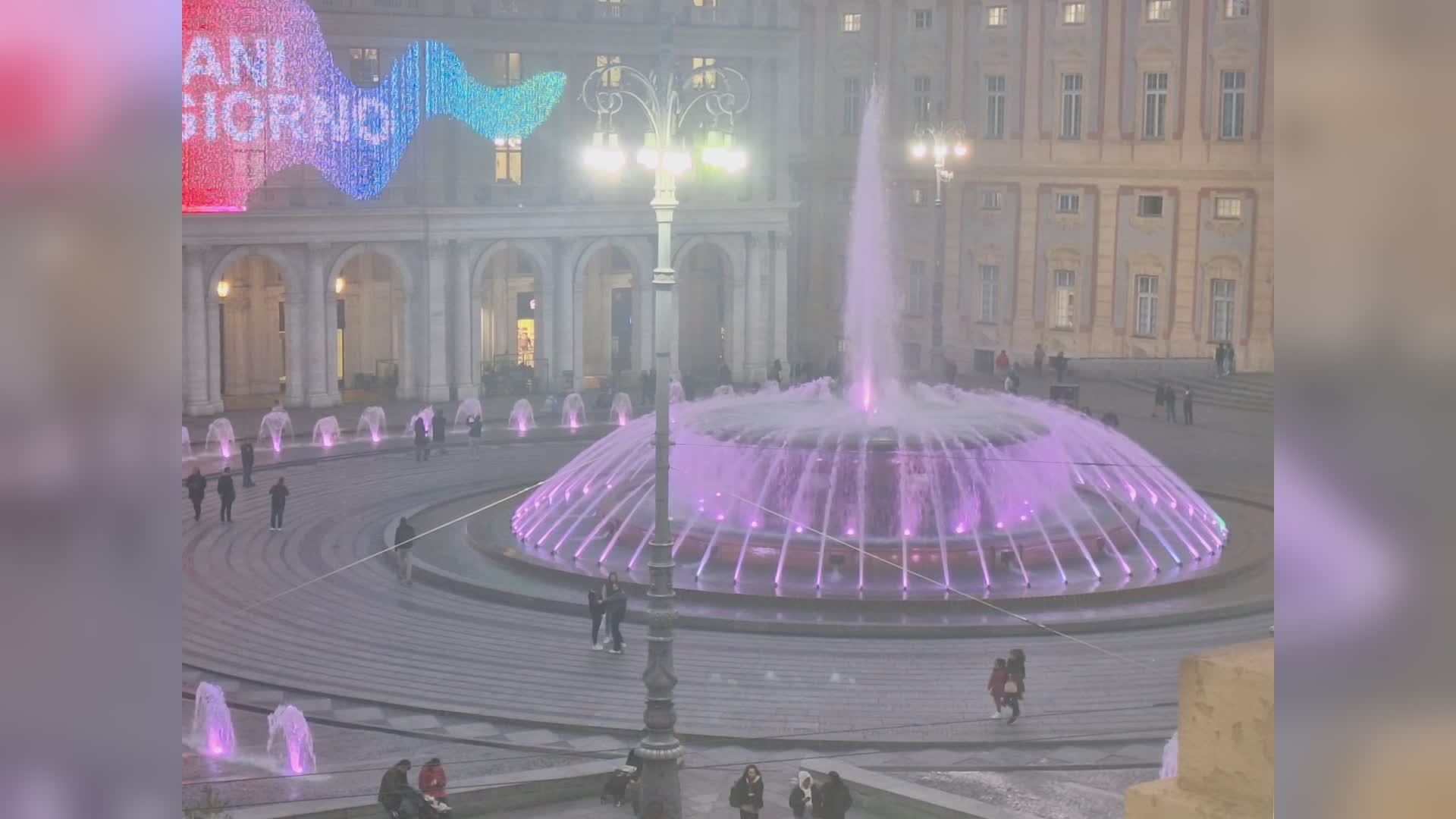 Genova, la fontana di piazza De Ferrari si veste di rosa: un omaggio al Giro d'Italia