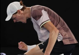 Genova si sveglia con Sinner, la vittoria su Djokovic contagia bar, social e chat di imprenditori e politici: "Che emozione!"