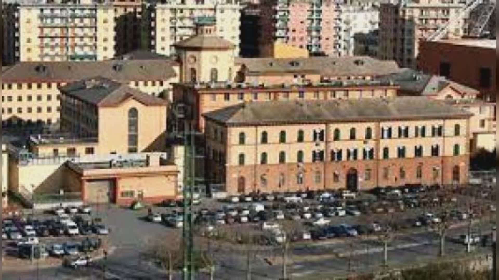 Genova: droga e cellulari lanciati dall'esterno nel carcere di Marassi