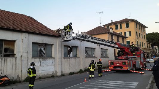 Genova: crolla capannone industriale abbandonato in Val Polcevera, in azione i cani cercapersone