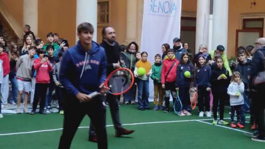 Genova, il tennista Matteo Arnaldi palleggia a Palazzo Tursi: "La forza di Sinner? Costante durante tutto il match"