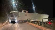 Genova, tir sbaglia strada e rimane incastrato sulle alture a Sant'Ilario