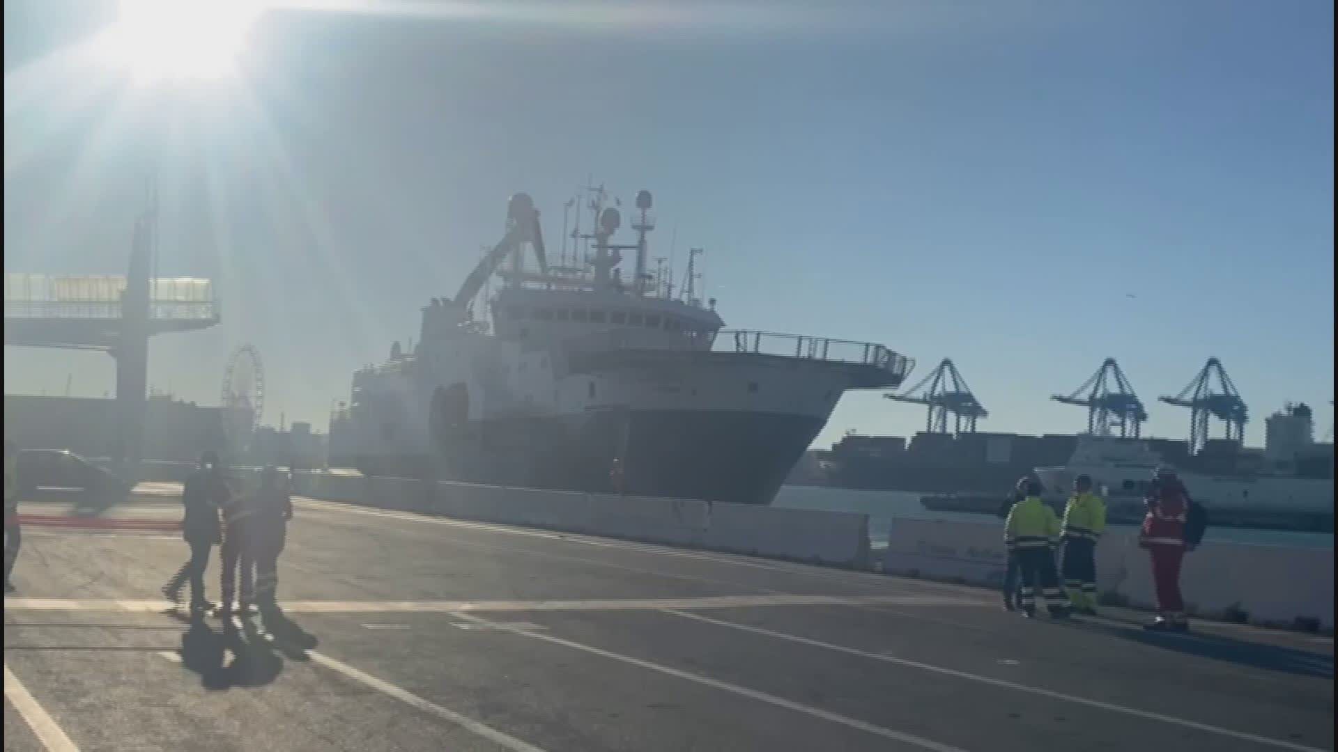 Genova, ha attraccato la Geo Barents: sbarcati 68 migranti, in 18 resteranno in Liguria. A bordo anche un palestinese (VIDEO)