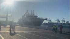 Genova, ha attraccato la Geo Barents: sbarcati 68 migranti, in 18 resteranno in Liguria. A bordo anche un palestinese (VIDEO)