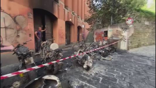 Genova: arrestati dalla polizia i due responsabili del rogo di scooter in Stradone Sant'Agostino